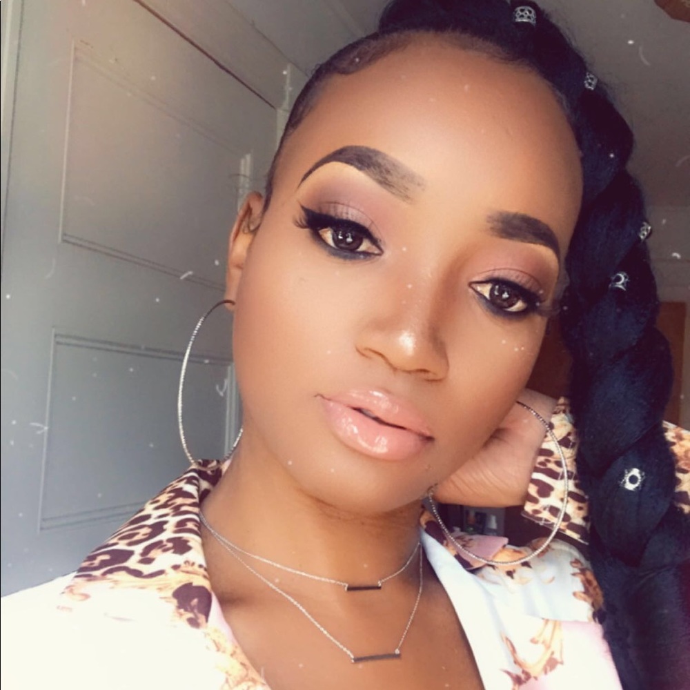 Meet your Posher, Elease